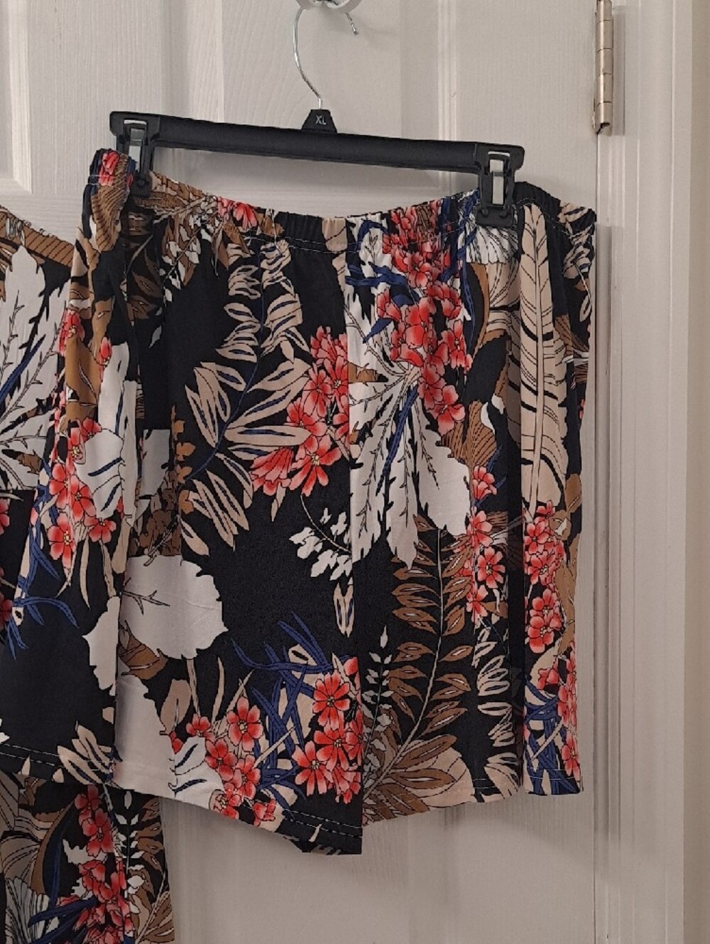 Floral Print Black Women's Plus Size Short Pajamas. - Picture 5 of 8